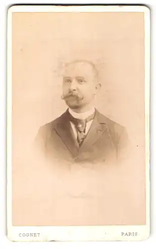 Fotografie Cognet, Paris, Portrait eleganter Herr mit Zwirbelbart