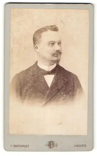 Fotografie F. Berthault, Angers, Portrait Herr mit Kinn- und Oberlippenbart