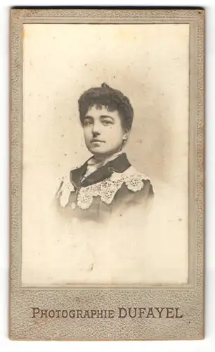 Fotografie Dufayel, Paris, Portrait Dame mit zeitgenöss. Frisur