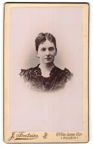 Fotografie J. Fontaine, Rouen, Portrait Dame mit zusammengebundenem Haar