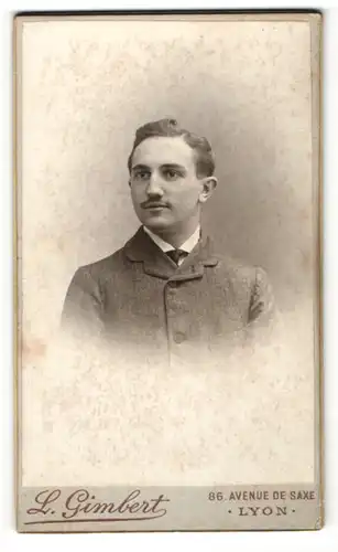 Fotografie L. Gimbert, Lyon, Portrait junger Herr mit zeitgenöss. Frisur