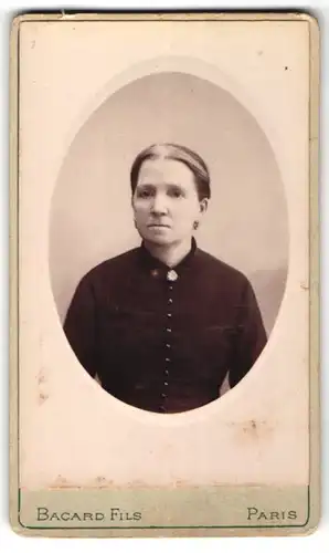 Fotografie Bascard Fils, Paris, Portrait Frau mit zusammengebundenem Haar