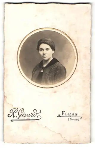 Fotografie R. Girard, Flers, Portrait einer jungen Frau mit Halskette