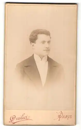 Fotografie Quilici, Paris, Portrait junger Herr in Anzug