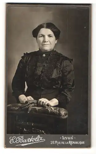 Fotografie E. Bartoli, Lyon, Portrait Frau in zeitgenöss. Garderobe