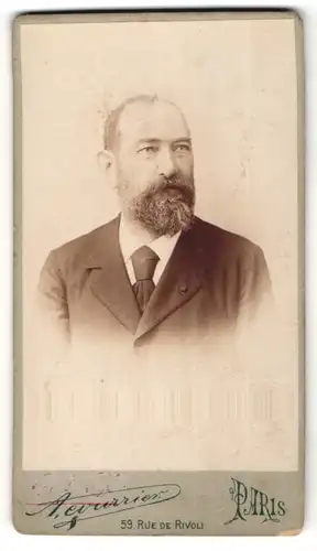 Fotografie Aevussier, Paris, älter Mann mit Bart im Anzug