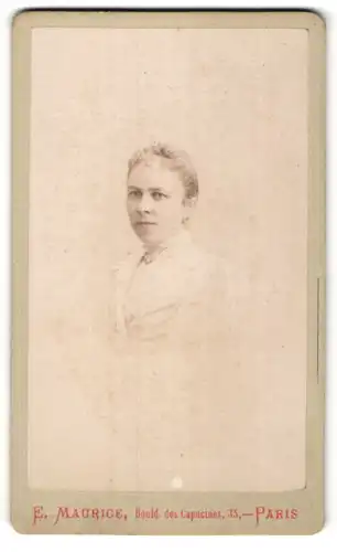 Fotografie E. Maurice, Paris, Portrait junge Frau mit zusammengebundenem Haar