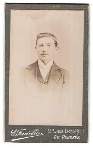Fotografie E. Faciolle, Perreux, Junger Mann mit leichtem Oberlippenbart