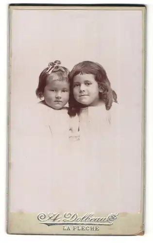 Fotografie A. Dolbeau, La Flêche, Zwei kleine Mädchen Kopf an Kopf