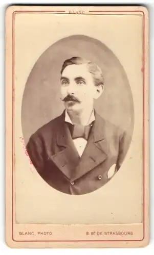 Fotografie Blanc, Paris, Portrait hübscher junger Mann mit Seitenscheitel und Schnurrbart