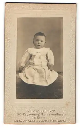 Fotografie P. Lambert, Paris, Süsses Baby im weissen Kleidchen