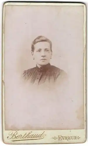 Fotografie Berthaud, Evreux, Bildnis einer Frau mit Ohrschmuck