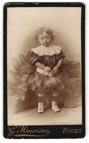 Fotografie G. Meurisse, Rodez, süsses blondes Mädchen mit Locken im karierten Kleid mit Ball