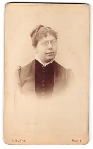 Fotografie G. Blanc, Paris, Portrait hübsche Dame mit zurückgebundenem Haar und Zwicker