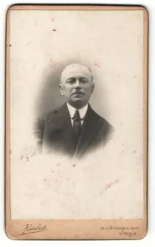 Fotografie Penabert, Paris, Portrait charmanter älterer Herr mit Halbglatze und Oberlippenbart