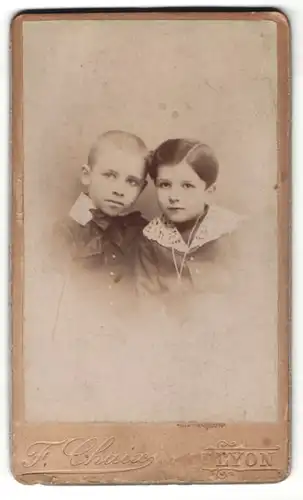 Fotografie F. Chaix, Lyon, Portrait frecher Bube mit kurzem Haar & niedliches Mädchen mit weissem Kragen