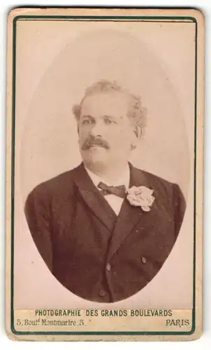 Fotografie Grands Boulevards, Paris, Portrait charmanter blonder Herr mit Schnauzer und Ansteckblume