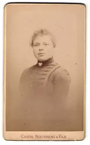 Fotografie Cheri Rousseau & Fils, St. Etienne, Portrait Fräulein mit zusammengebundenem Haar