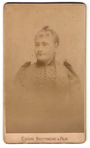 Fotografie Chéri Rousseau, St. Etienne, Portrait Frau mit zusammengebundenem Haar