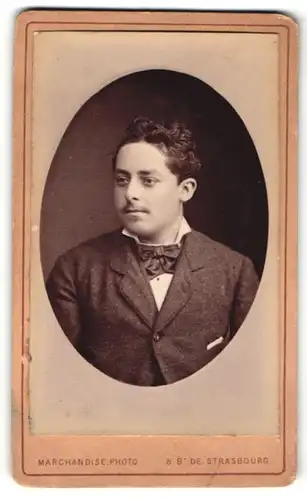 Fotografie Marchandise, Paris, Portrait junger Herr in Anzug