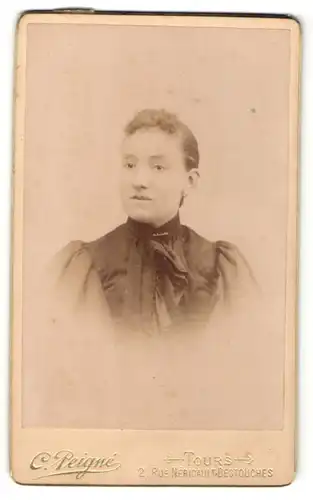 Fotografie C. Peigné, Tours, Portrait junge Frau mit zusammengebundenem Haar