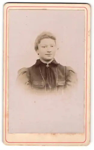 Fotografie Eugène André, unbekannter Ort, Portrait Fräulein mit zusammengebundenem Haar