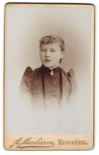 Fotografie A. Monbaron, Neuchâtel, Portrait Fräulein mit zusammengebundenem Haar