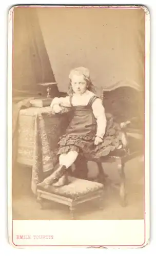 Fotografie Emile Tourtin, Havre, kleines süsses Mädchen mit blondem Haar im Rüschenkleid