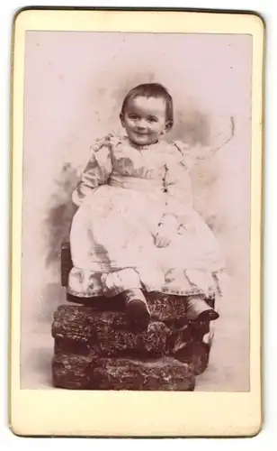 Fotografie Fotograf & Ort unbekannt, lachendes kleines Mädchen im weissen Rüschenkleidchen