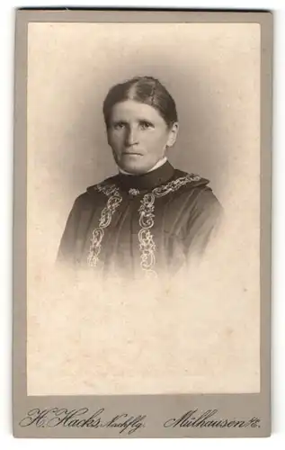 Fotografie H. Hacks, Mülhausen, Portrait ältere Dame in edler Bluse