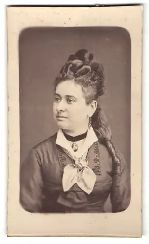 Fotografie E. Buizard, Paris, Portrait hübsche junge Dame mit Hochsteckfrisur im Halbprofil