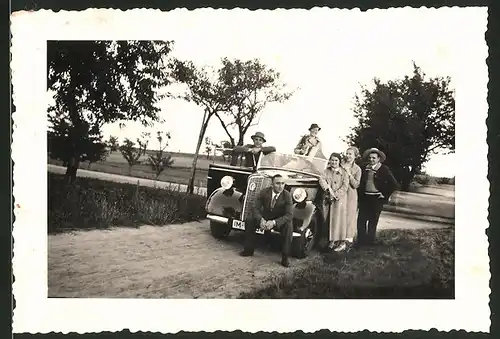 Fotografie Auto Opel 6 Cabrio, Frau mit Akkordeon im offenen PKW