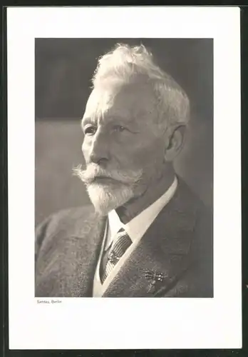Fotografie Portrait Kaiser Wilhelm II. mit Miniatur-Orden im Exil