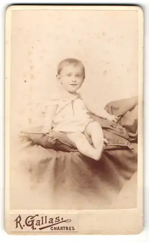 Fotografie R. Gallas, Chartres, Baby mit freudigem Blick auf einem Kissen sitzend