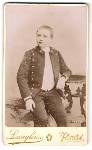 Fotografie Langlois, Paris, Portrait frecher blonder Bube in interessanter Uniform