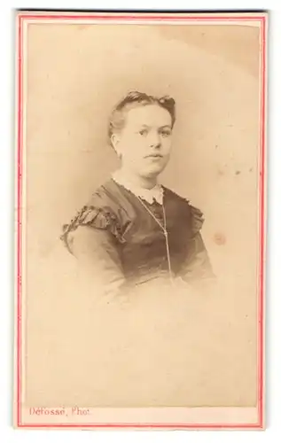 Fotografie Defosse, Paris, Portrait junges Fräulein mit hochgestecktem Haar und Halskette