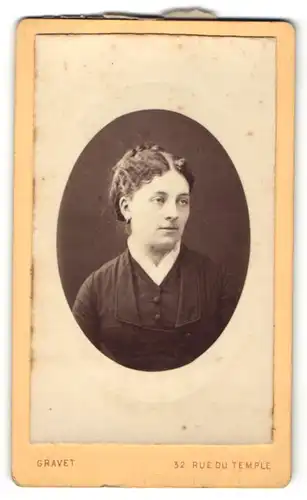 Fotografie Gravet, Paris, Portrait charmant blickende junge Frau mit Ohrringen