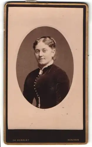 Fotografie Ch. Herbert, Beauvais, Portrait charmant lächelndes Fräulein mit Haarband und Brosche am Kragen