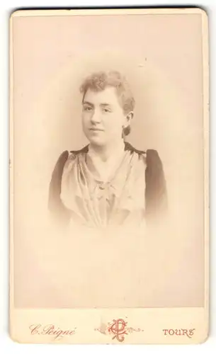 Fotografie C. Peigen, Tours, Portrait charmant lächelndes Fräulein mit blondem Haar in eleganter Faltenbluse