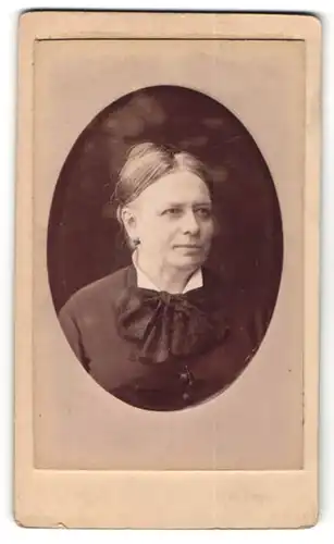 Fotografie J. Levaque, Bruxelles, Portrait Greisin mit zusammengebundenem Haar