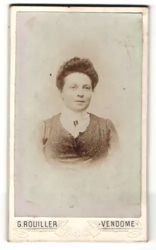 Fotografie G. Rouiller, Vendôme, Portrait Dame mit Hochsteckfrisur