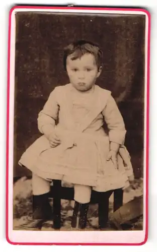 Fotografie Thomaset-Frottier, unbekannter Ort, Portrait kleines Mädchen in Kleid