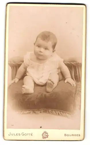 Fotografie Jules Gotté, Bourges, Portrait Säugling in Leibchen