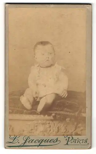 Fotografie P. Jacques, Paris, Portrait Säugling in Leibchen