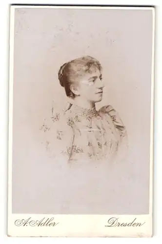 Fotografie A. Adler, Dresden, Portrait junge Dame mit zusammengebundenem Haar