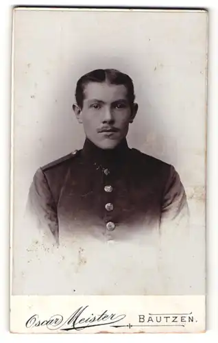 Fotografie Oscar Meister, Bautzen, Portrait junger Herr in Dienstkleidung