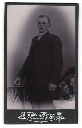 Fotografie Otto Meier, Dippoldiswalde & Kreischa, Portrait junger Herr in Anzug