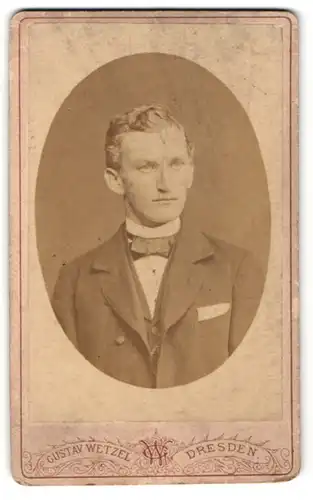 Fotografie Gustav Wetzel, Dresden, Portrait junger bürgerlicher Herr