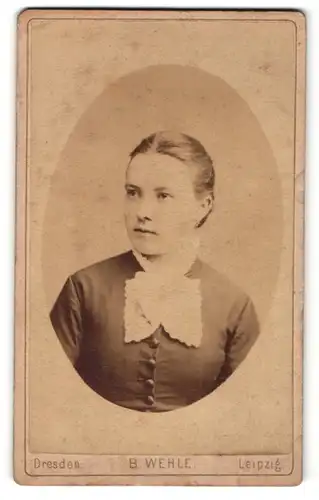 Fotografie B. Wehle, Dresden, Leipzig, Portrait Fräulein mit zusammengebundenem Haar