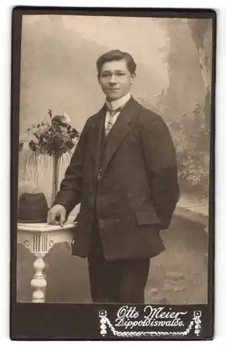 Fotografie Otto Meier, Dippoldiswalde, Portrait junger Herr in Anzug